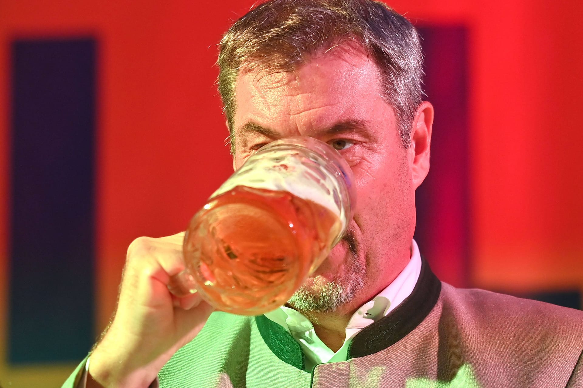 Markus Söder trinkt ein Bier: Wie viele andere Bundesbürger greift auch der CSU-Chef lieber zu alkoholfreien Bauerzeugnissen. Markus Söder trinkt ein Bier: Wie viele andere Bundesbürger greift auch der CSU-Chef lieber zu alkoholfreien Bauerzeugnissen.