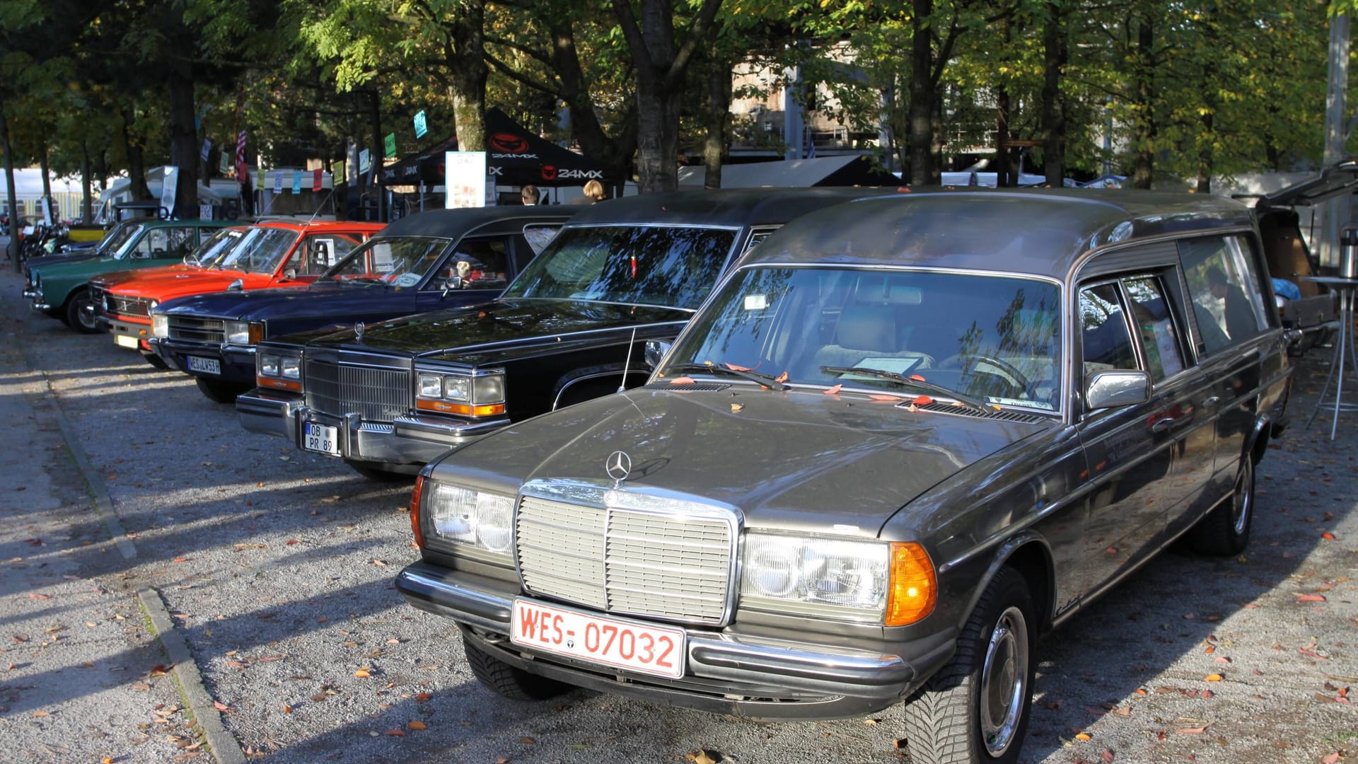 Mehrere Leichenwagen (Symbolbild): Auch privat darf man die Fahrzeuge zulassen.