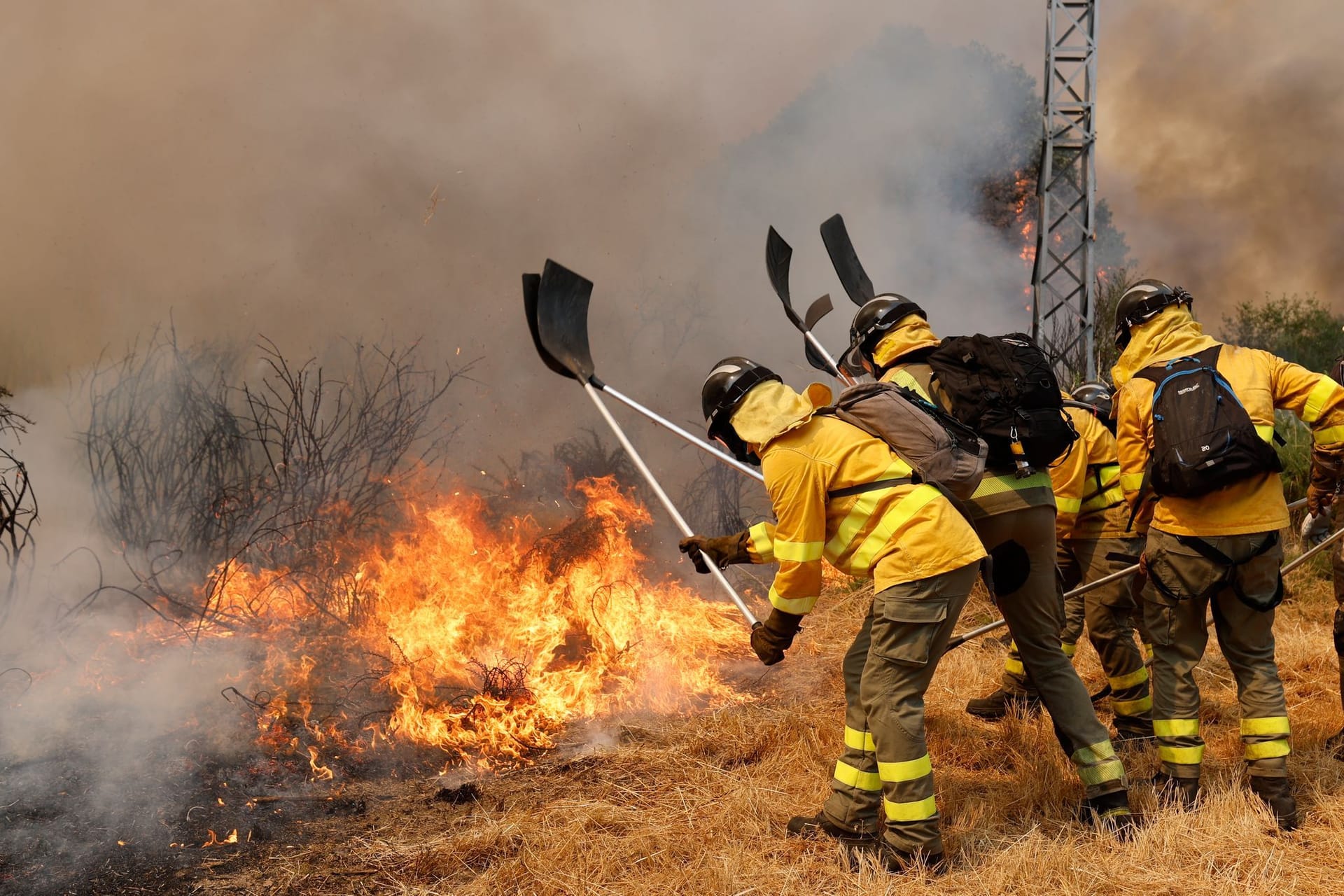 Feuerwehrleute bekämpfen einen Waldbrand in Veiga das Meas im Nordwesten Spaniens. Feuerwehrleute bekämpfen einen Waldbrand in Veiga das Meas im Nordwesten Spaniens.