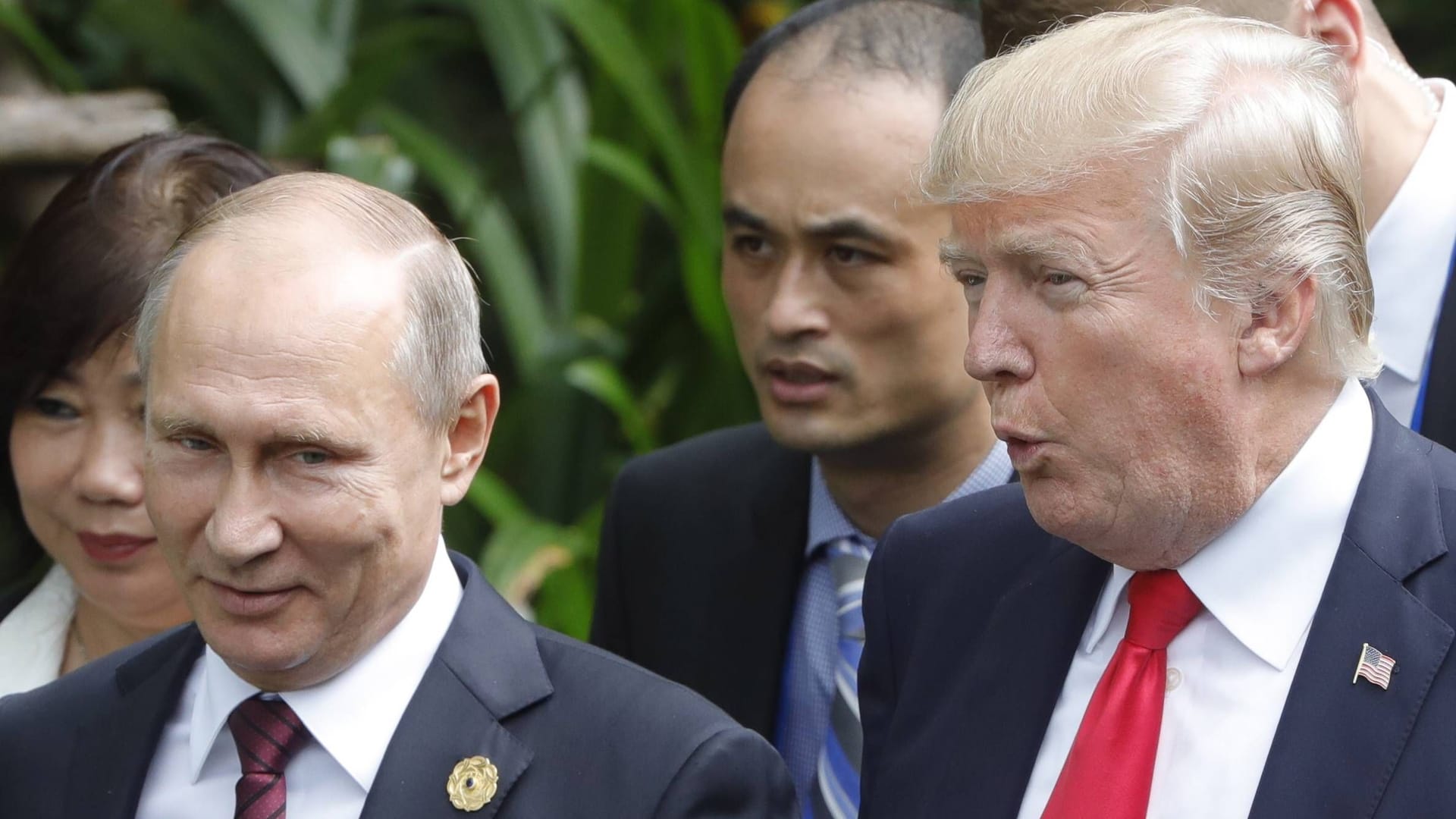 Wladimir Putin und Donald Trump auf einem Treffen der Asiatisch-Pazifische Wirtschaftsgemeinschaft 2017 (Archivbild): Laut dem Experten ist einer der Gründe für das Treffen, dass Putin das Image des Verhinderers von Friedensverhandlungen abstreifen möchte.
