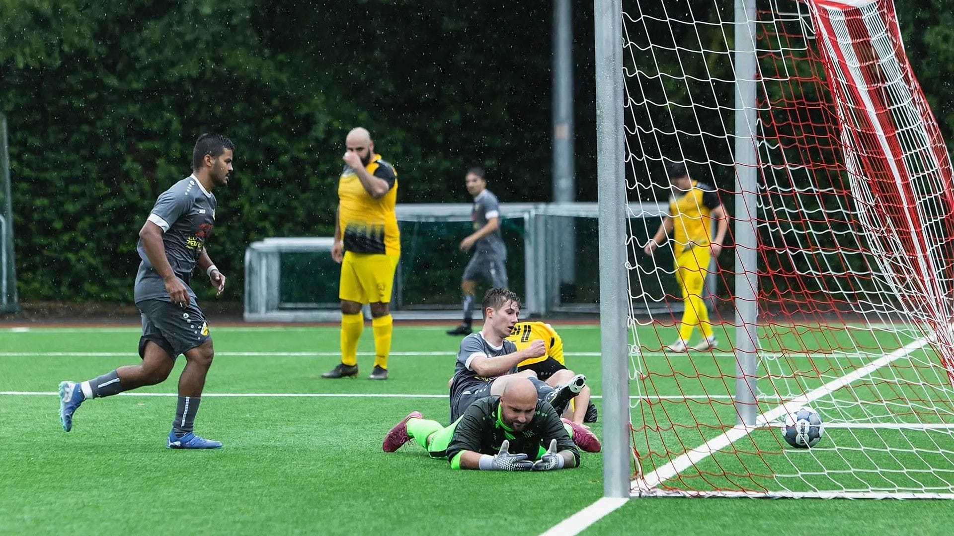 Der Ball liegt im Tor: Mika Olbertz erzielt hier das 1:0 für Hahn.