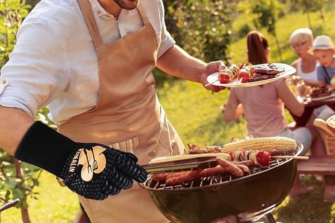 Die Grillhandschuhe von Reinalin bieten laut Hersteller eine hohe Hitzebeständigkeit.