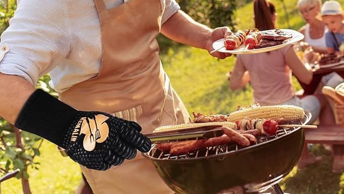 Die Grillhandschuhe von Reinalin bieten laut Hersteller eine hohe Hitzebeständigkeit.