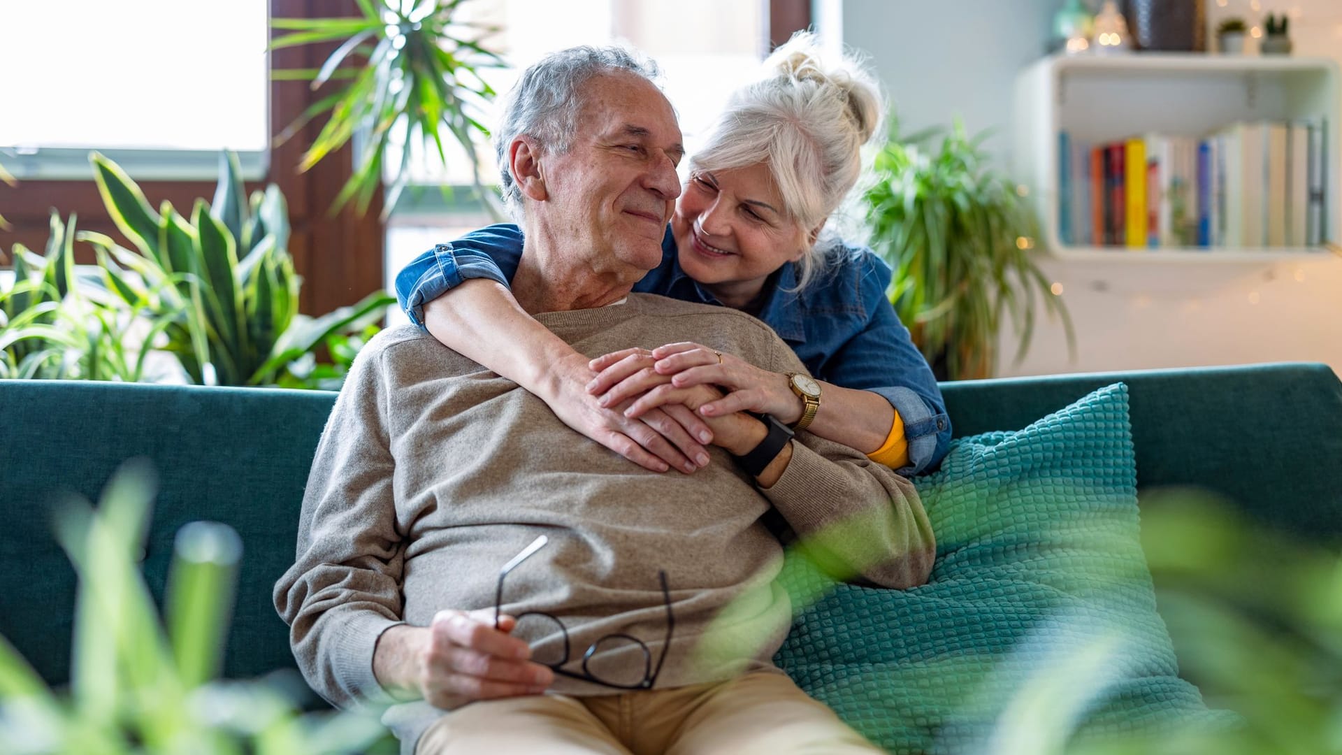 Glückliches Paar (Symbolbild): Wer schon länger verheiratet ist, profitiert im Todesfall des Partners unter Umständen noch vom sogenannten alten Recht.