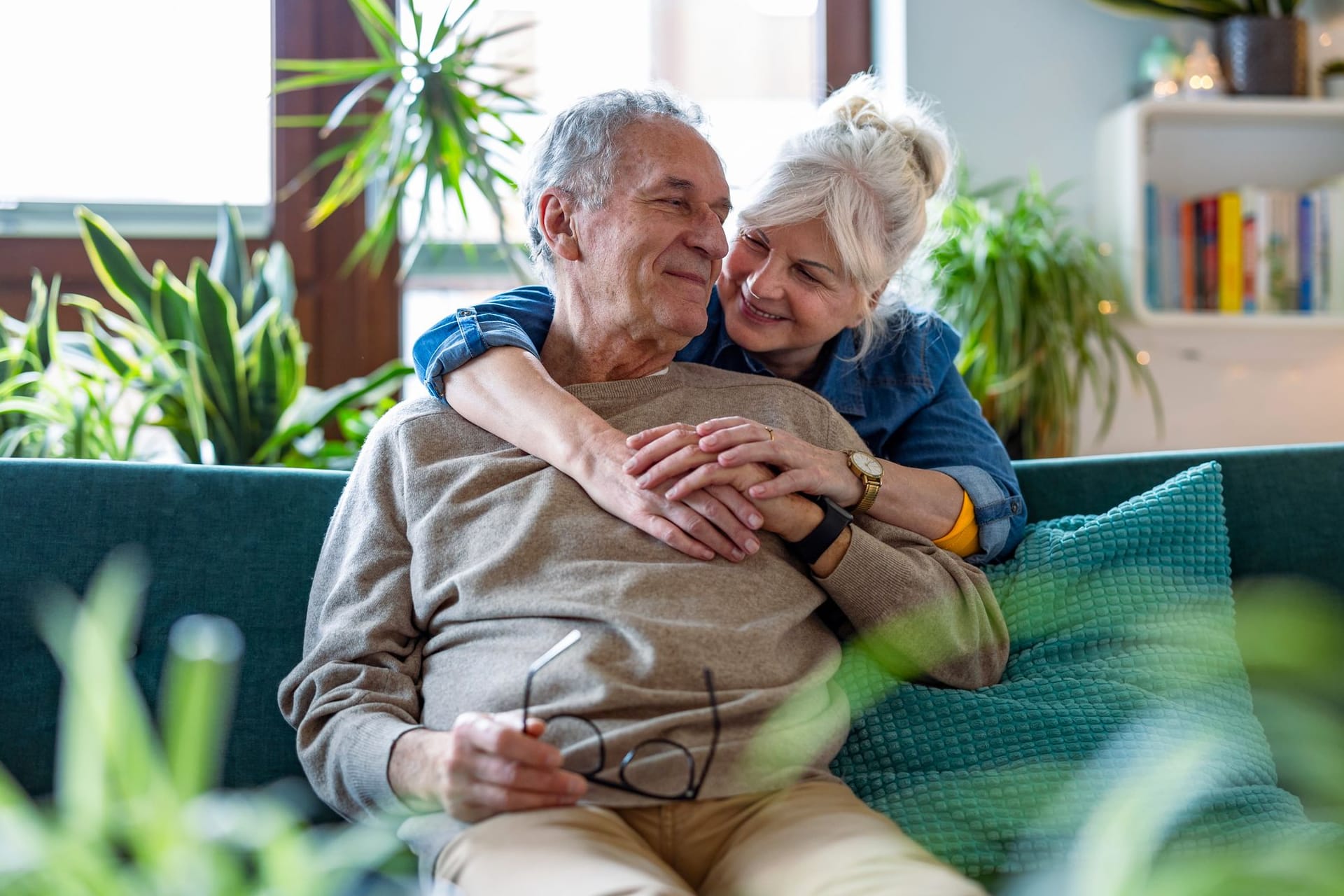 Glückliches Paar (Symbolbild): Wer schon länger verheiratet ist, profitiert im Todesfall des Partners unter Umständen noch vom sogenannten alten Recht.