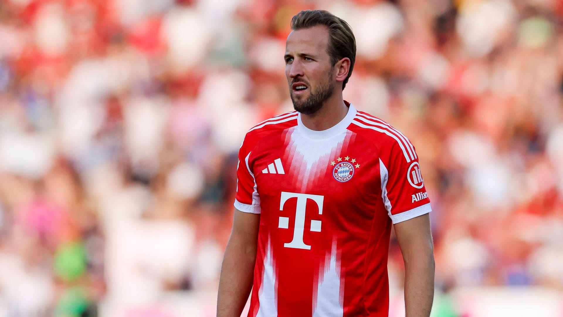 Hier trägt Harry Kane das neue Trikot des FC Bayern München.