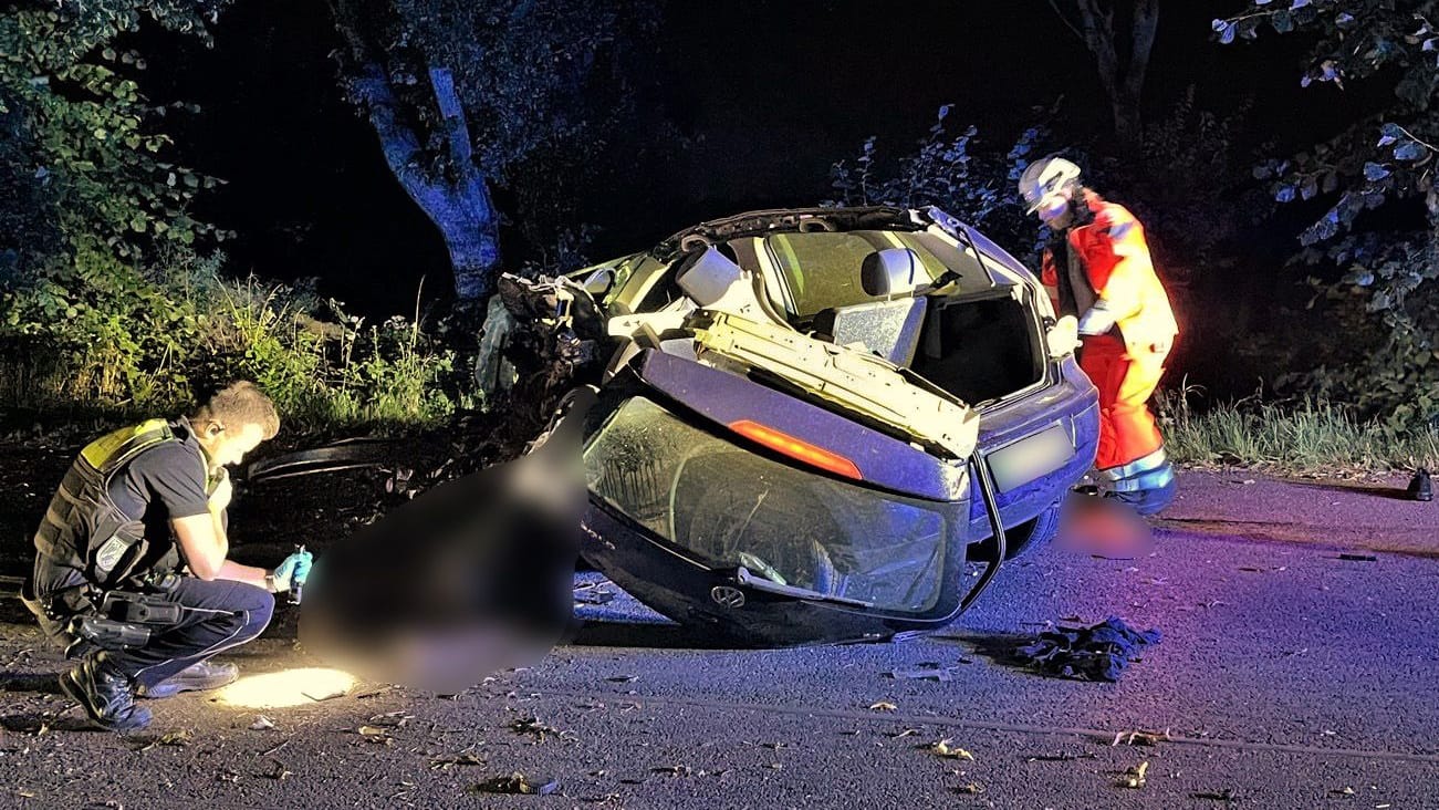 Einsatzkräfte an der Unfallstelle: Die L30 musste zwischenzeitlich gesperrt werden.
