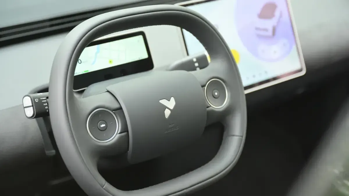 Aufgeräumt: Das Cockpit gibt sich wertig.