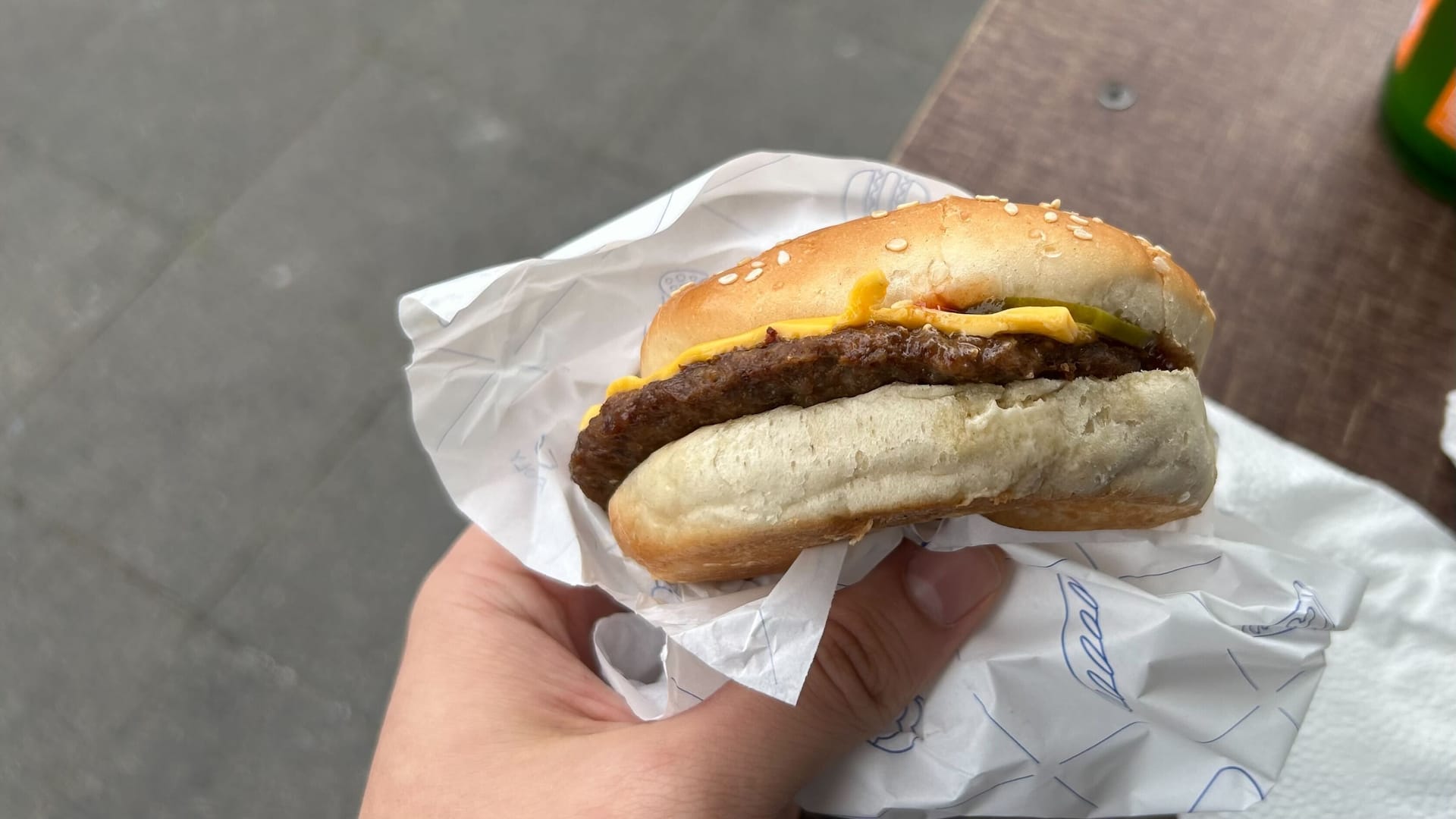 Der Cheeseburger für 3,50 Euro: Würziges Fleisch trifft auf weiches Brot. Der Cheeseburger für 3,50 Euro: Würziges Fleisch trifft auf weiches Brot.