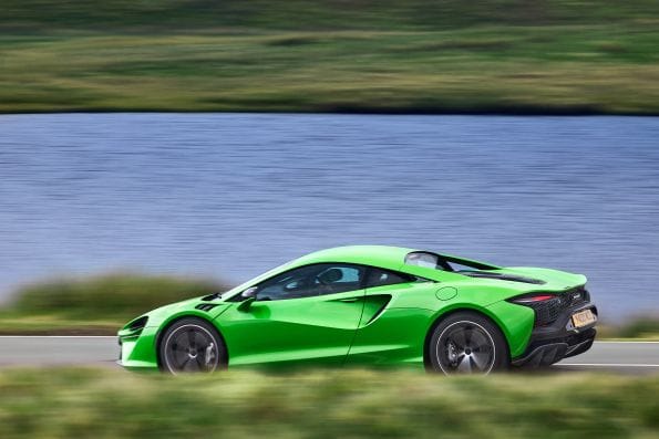 Ein Sportwagen der Marke McLaren, Modell Artura MY25 (Symbolbild): Mit einem ähnlichen Luxusauto ist ein Mann von der Autobahn abgekommen.