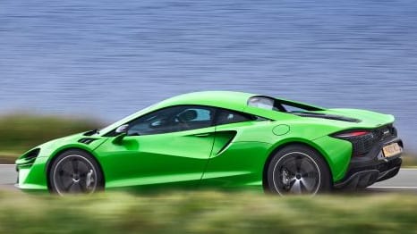Ein Sportwagen der Marke McLaren, Modell Artura MY25 (Symbolbild): Mit einem ähnlichen Luxusauto ist ein Mann von der Autobahn abgekommen.