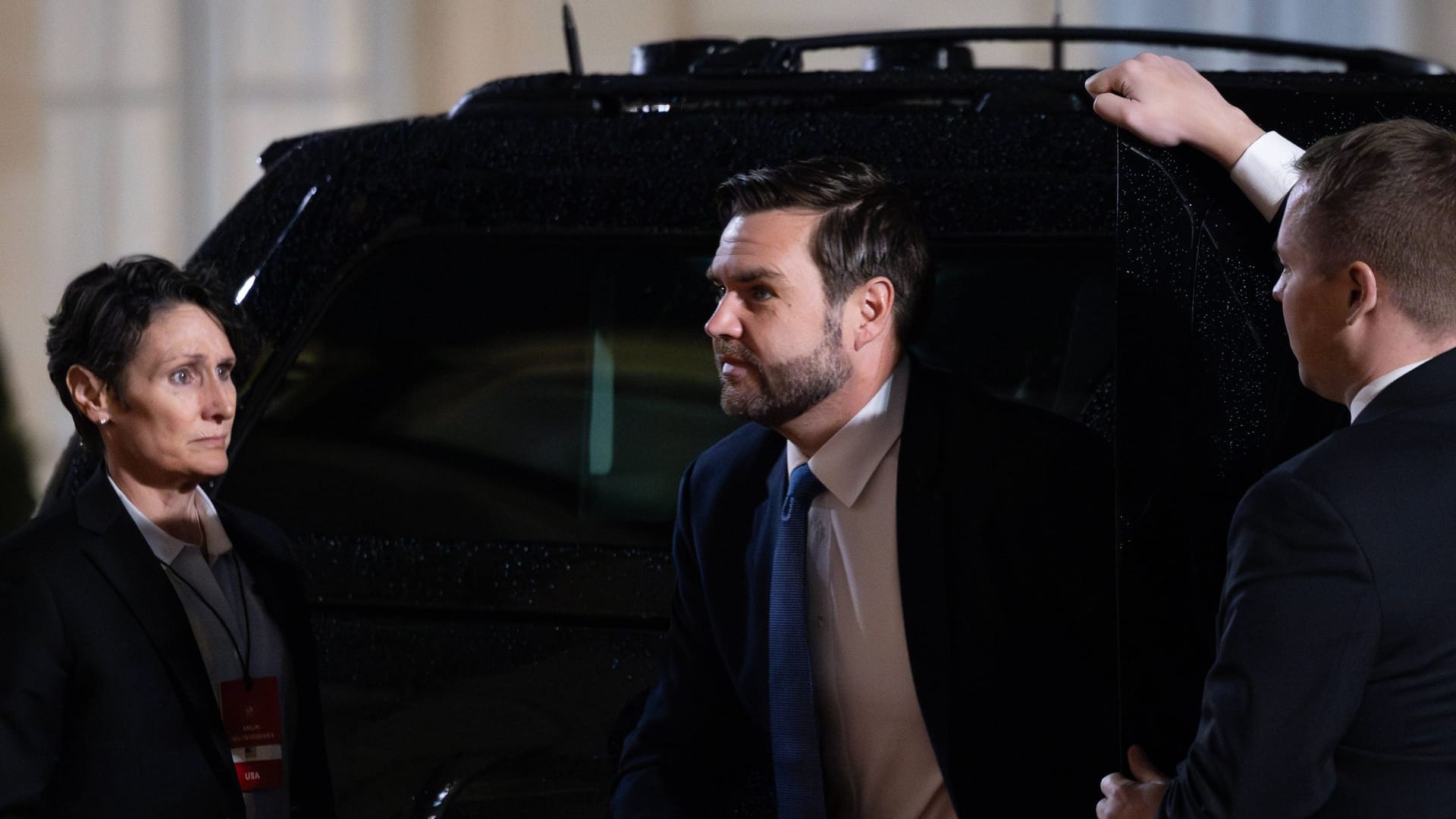 JD Vance steigt aus dem Auto aus.