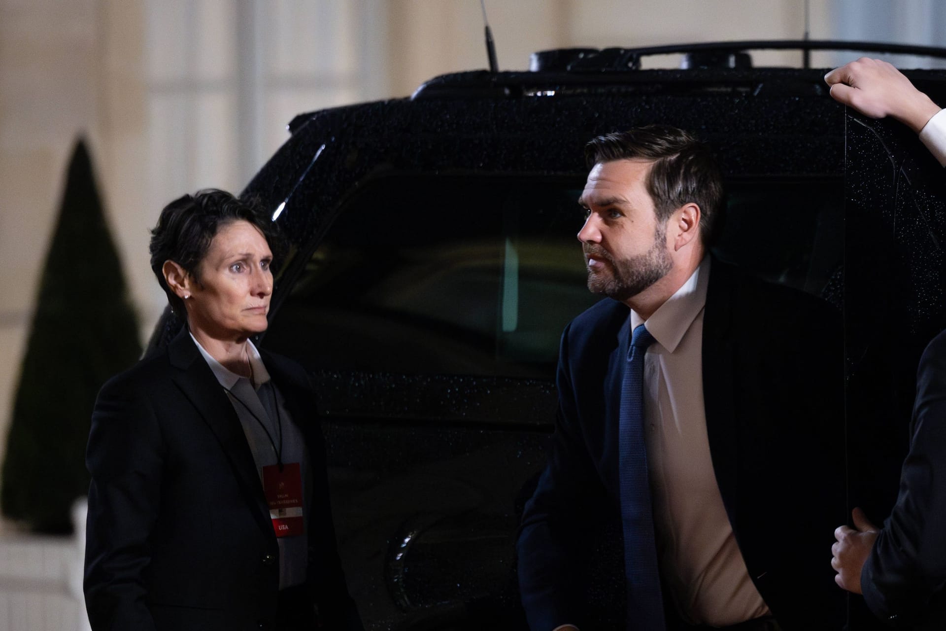 JD Vance steigt aus dem Auto aus.