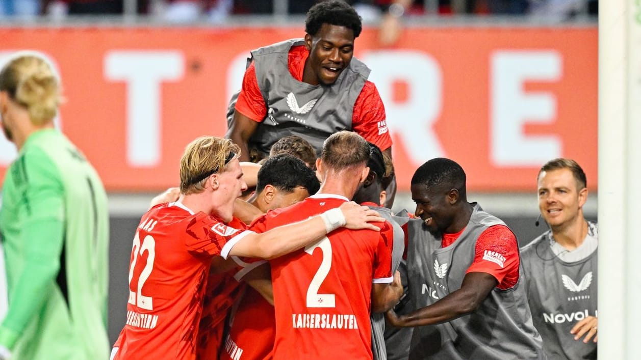 Jubel im Kracherspiel: Die Lauterer feiern das 1:0 gegen Schalke.