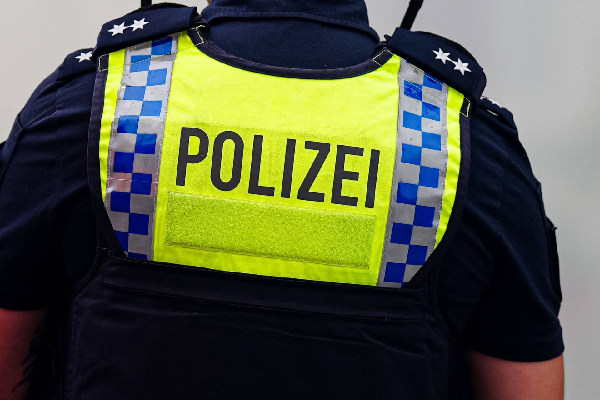 Ein Hamburger Polizist im Einsatz (Symbolbild): In Rotherbaum wurden fünf Beamte nach einer Massenschlägerei verletzt, drei kamen ins Krankenhaus.