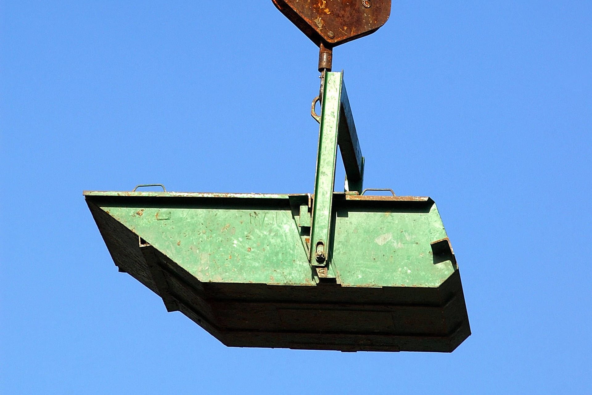 Ein Schuttcontainer hängt an einem Kran (Archivbild): Der verletzte Arbeiter kam ins Krankenhaus. Ein Schuttcontainer hängt an einem Kran (Archivbild): Der verletzte Arbeiter kam ins Krankenhaus.