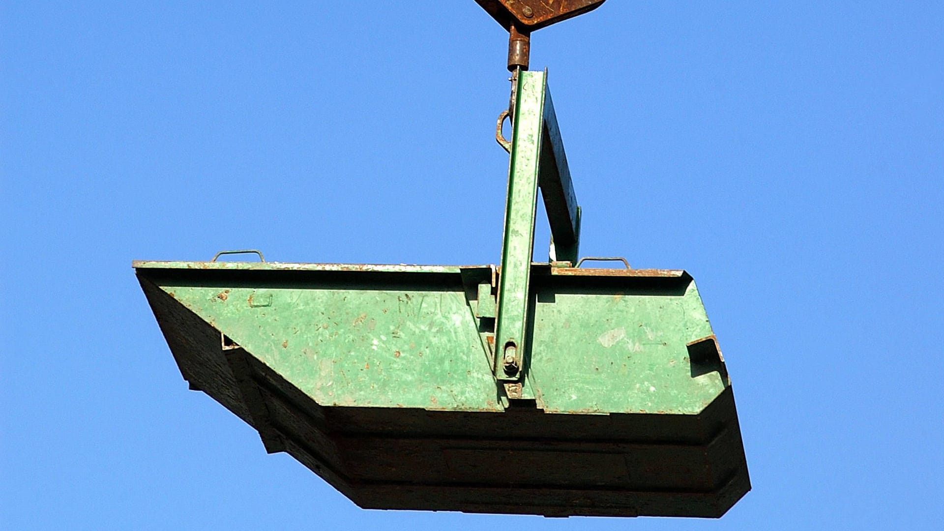Ein Schuttcontainer hängt an einem Kran (Archivbild): Der verletzte Arbeiter kam ins Krankenhaus. Ein Schuttcontainer hängt an einem Kran (Archivbild): Der verletzte Arbeiter kam ins Krankenhaus.