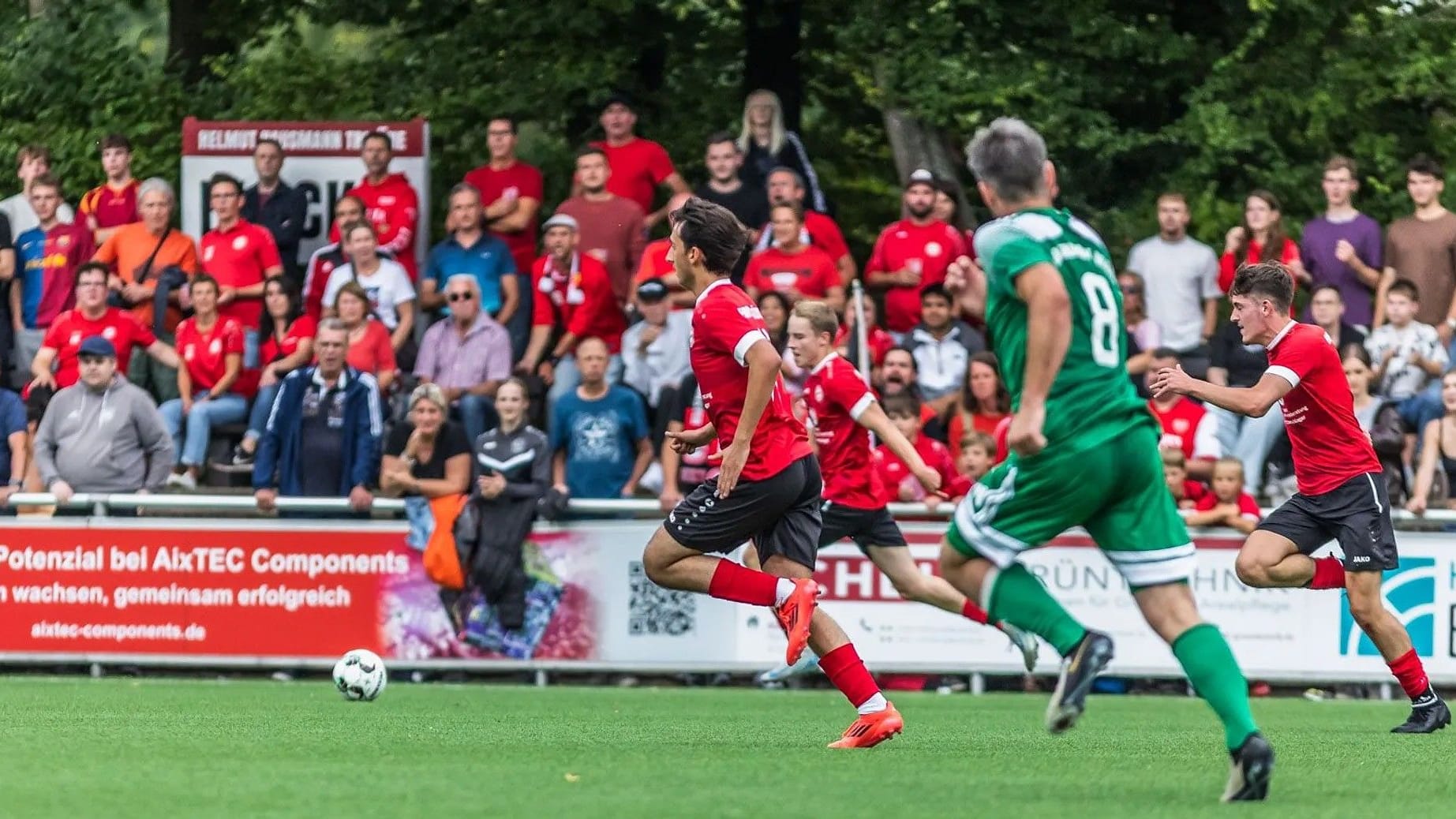 Volle Tribüne am Romerich: Der Gastgeber gab gegen den Favoriten aus Brand alles.