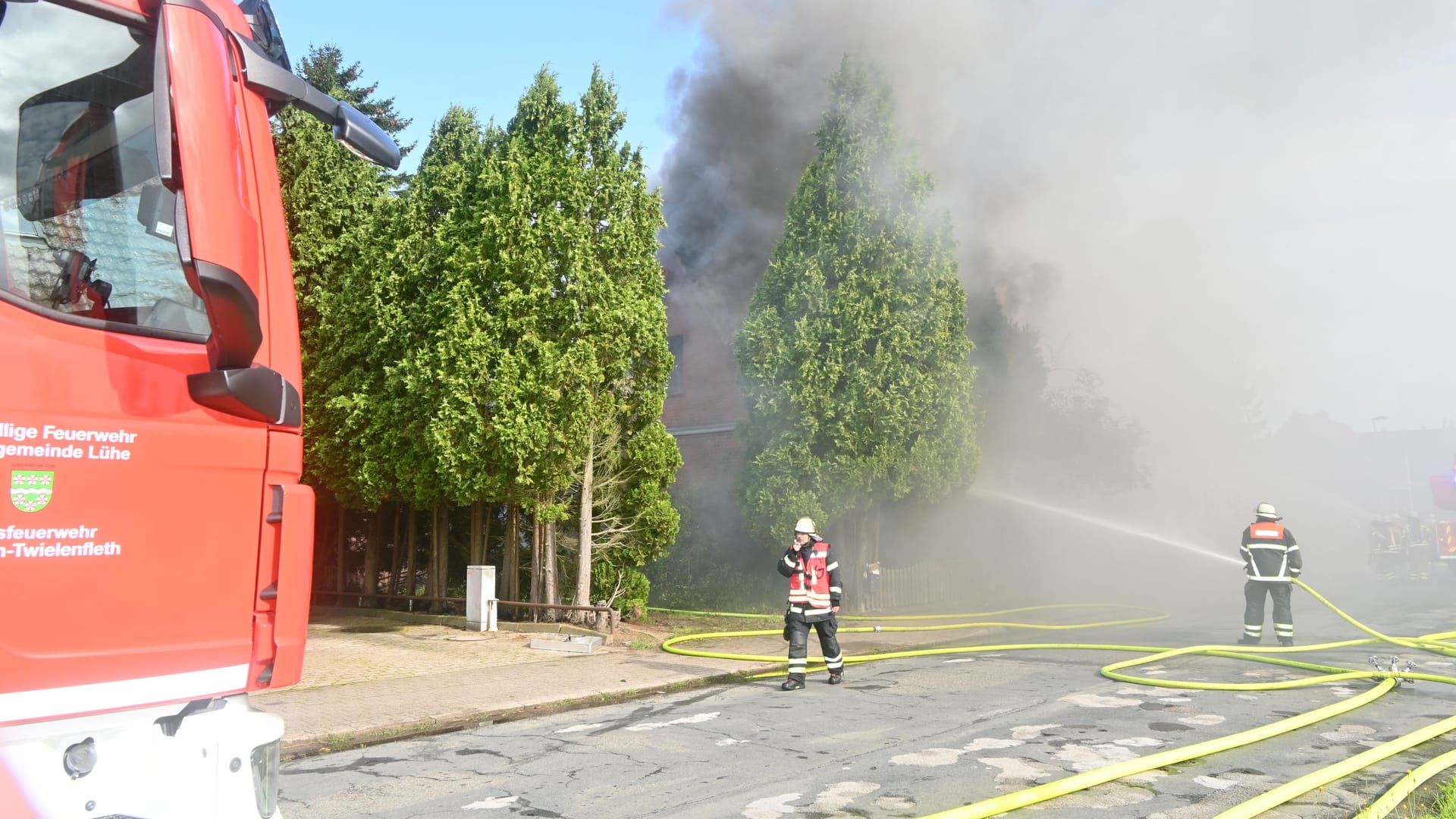 Feuerwehrleute löschen den Brand in Hollern-Twielenfleth: Eine dichte Rauchwolke zog am Mittwoch über den Ort im Alten Land hinweg. Feuerwehrleute löschen den Brand in Hollern-Twielenfleth: Eine dichte Rauchwolke zog am Mittwoch über den Ort im Alten Land hinweg.