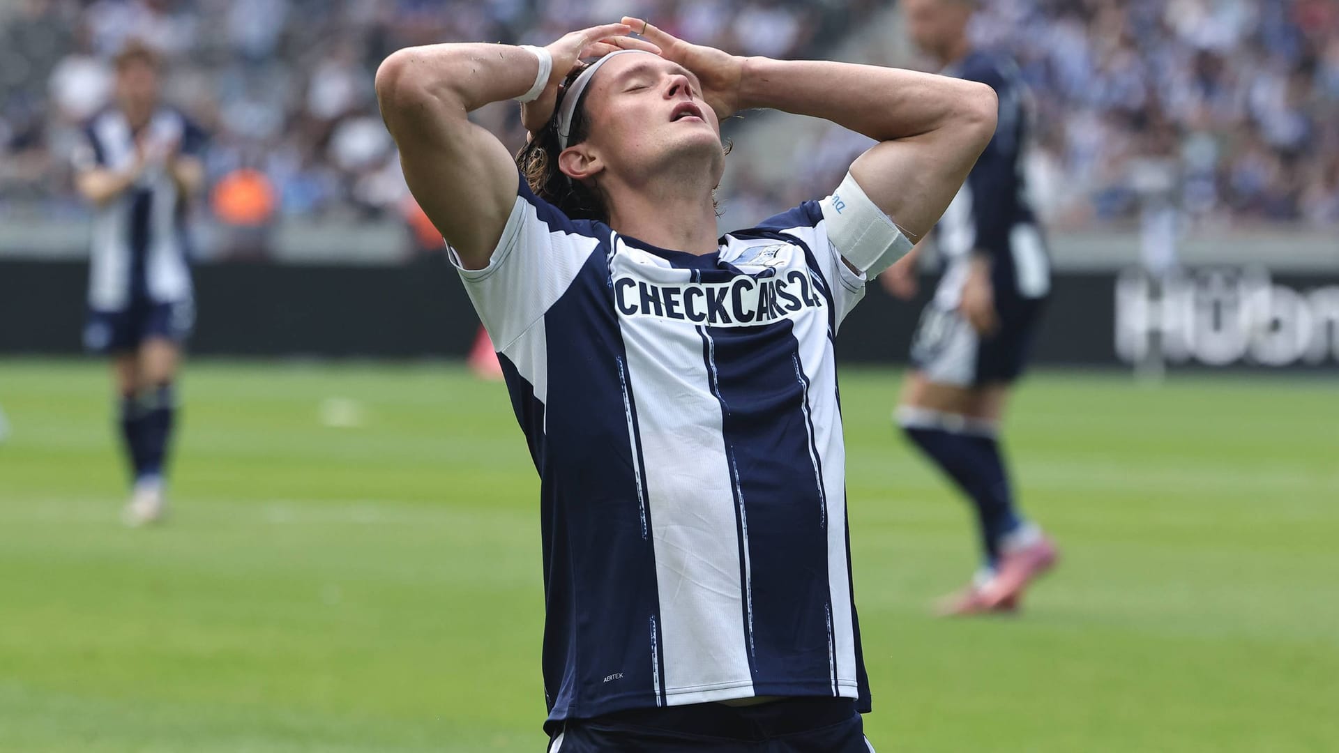 Fassungslos: Herthas Fabian Reese nach dem 0:0 gegen Karlsruhe. Fassungslos: Herthas Fabian Reese nach dem 0:0 gegen Karlsruhe.