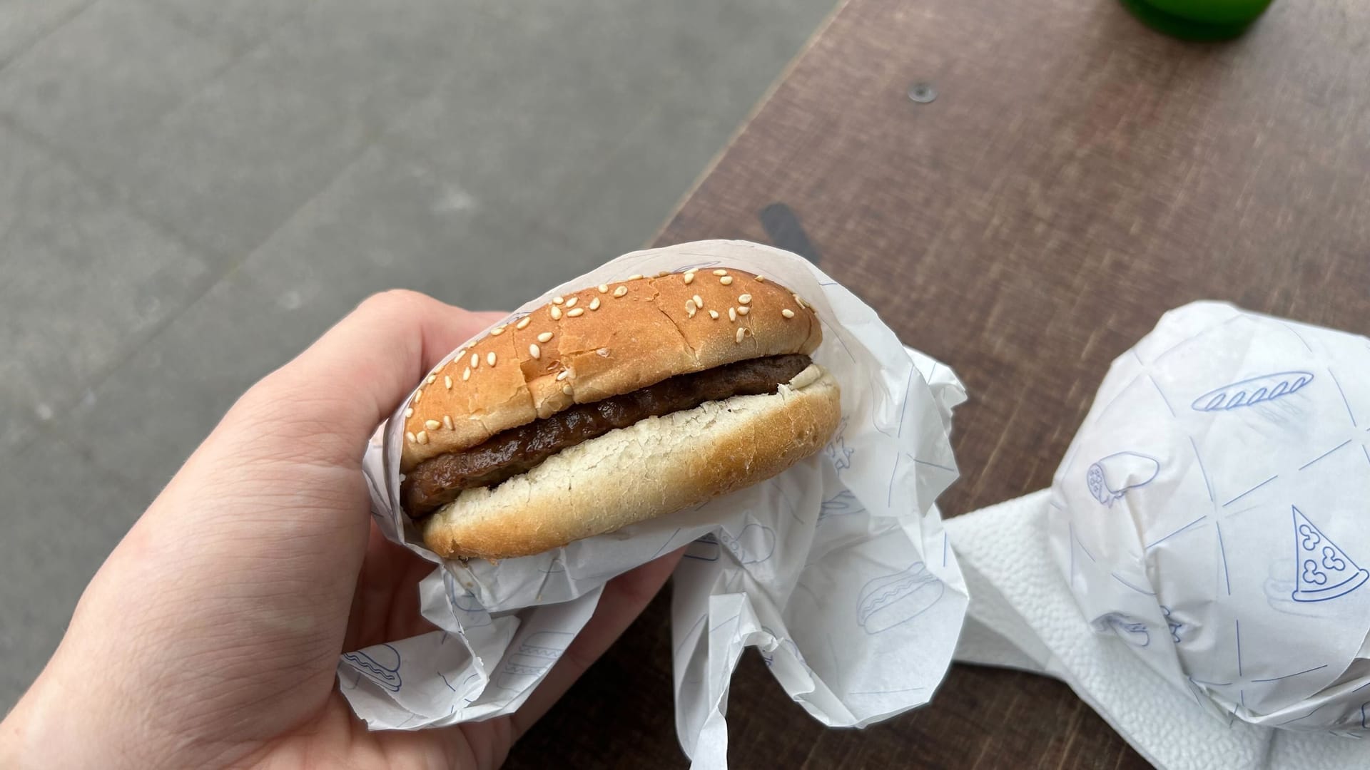 Der Hamburger beim "Star Burger Imbiss" in Pankow: Der Burger ist mit Fleisch, Gurken und Ketchup belegt. Der Hamburger beim "Star Burger Imbiss" in Pankow: Der Burger ist mit Fleisch, Gurken und Ketchup belegt.