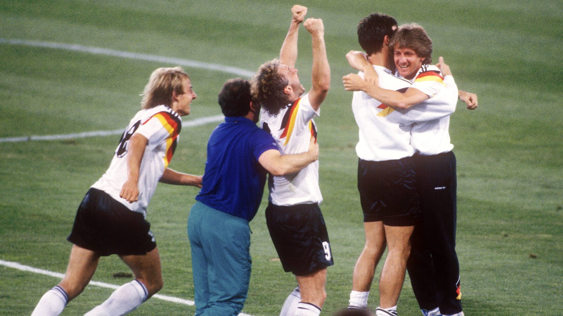 Frank Mill (r.) feiert den WM-Triumph mit Jürgen Klinsmann (l.), Rudi Völler (M.) und Thomas Berthold.
