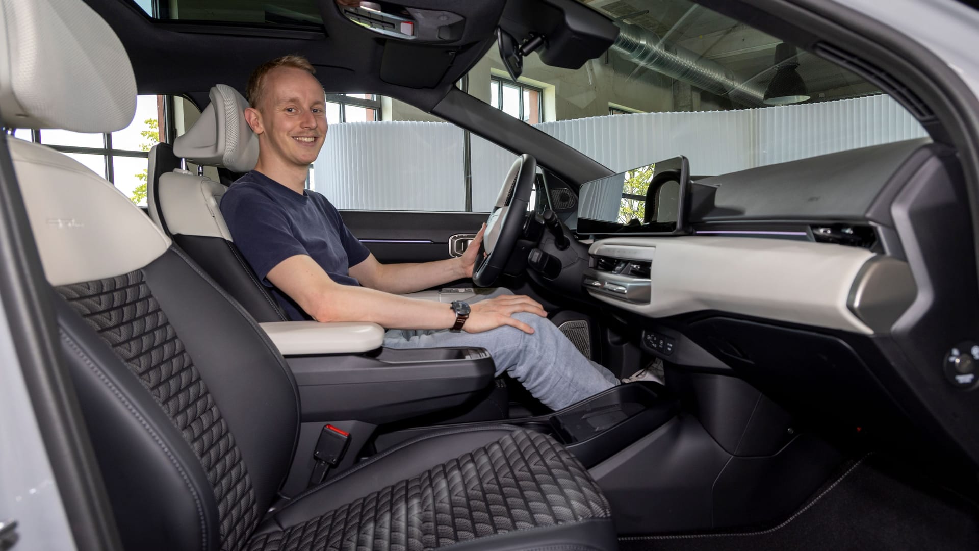 Modern und aufgeräumt: Das Cockpit orientiert sich am aktuellen Kia-Design, vorn ist viel Platz für Fahrer und Beifahrer.