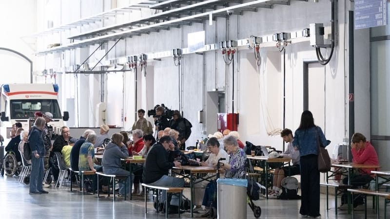 Betroffene einer Evakuierung warten in einer Notunterkunft in der Messe Dresden: Am Dienstag ist eine rund 250 Kilogramm schwere Weltkriegsbombe bei den Abrissarbeiten der Carolabrücke gefunden worden.
