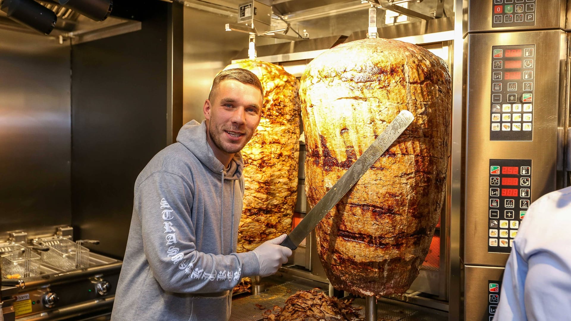 Fußballer Lukas Podolski betreibt mehrere Döner-Läden in Köln. Auch sein Unternehmen könnte vom Streik betroffen sein.