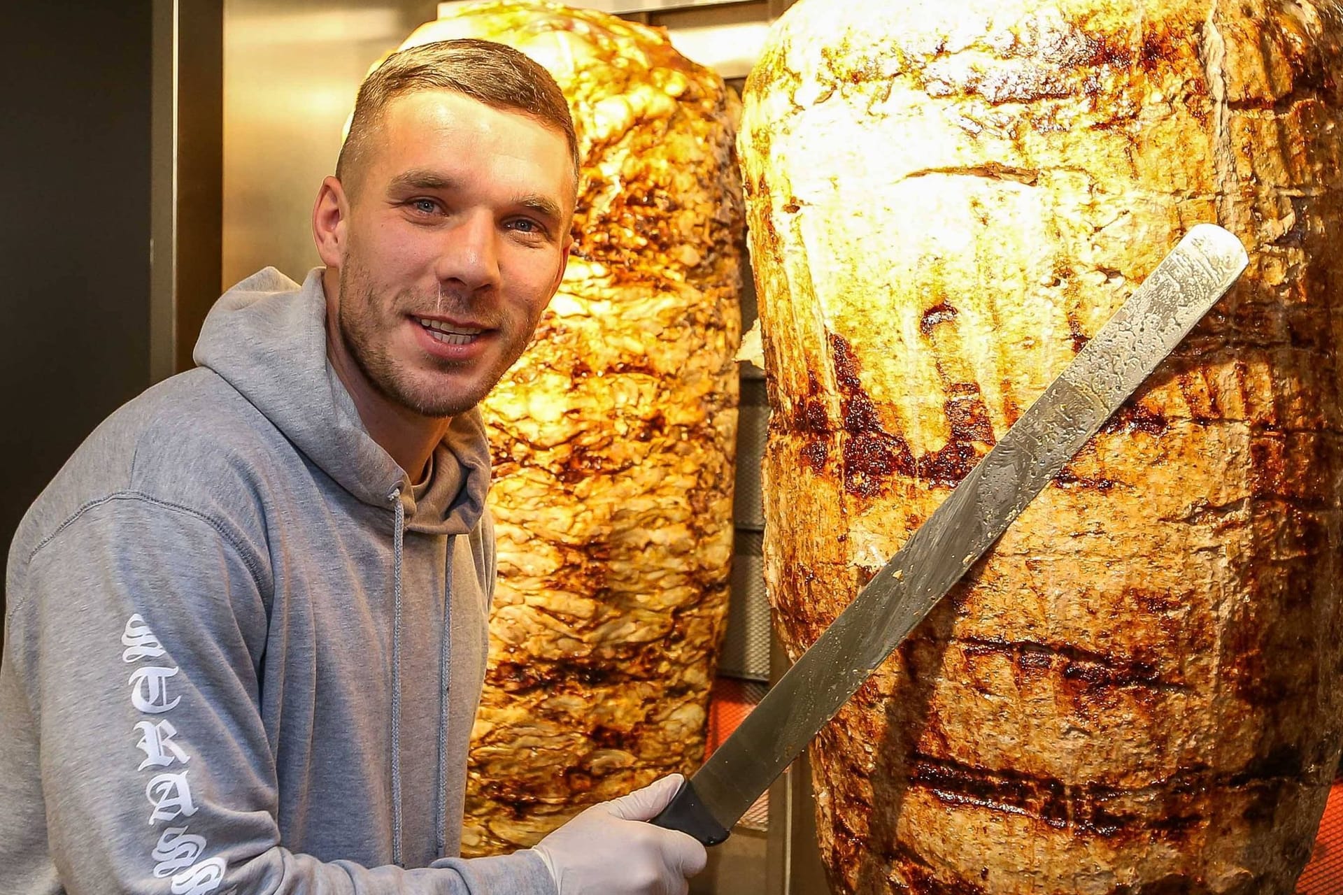 Fußballer Lukas Podolski betreibt mehrere Döner-Läden in Köln. Auch sein Unternehmen könnte vom Streik betroffen sein. Fußballer Lukas Podolski betreibt mehrere Döner-Läden in Köln. Auch sein Unternehmen könnte vom Streik betroffen sein.