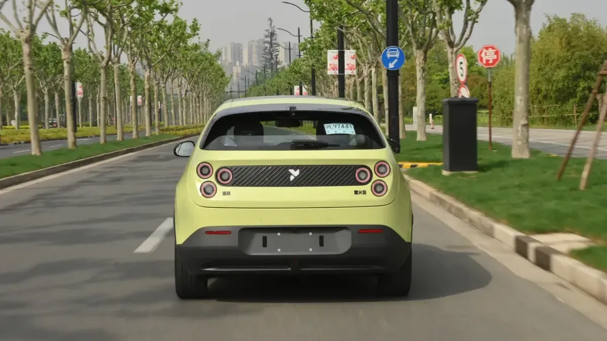 Wiederkehrend: Das Sechs-Augen-Design findet sich auch am Heck wieder - und erinnert entfernt an Supersportwagen.