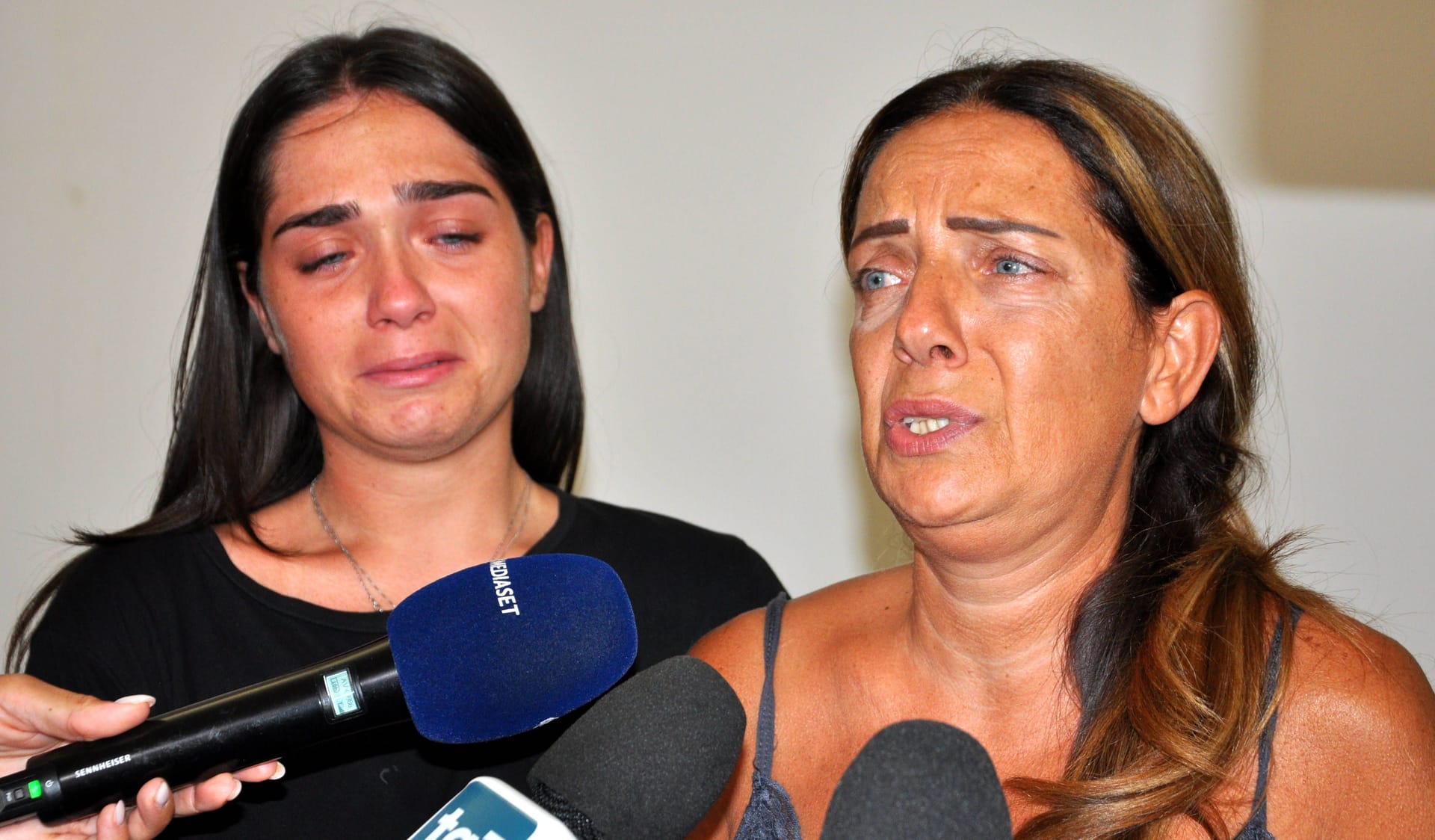 Mutter und Schwester von Simona Ciná bei einer Pressekonferenz: Sie fordern Aufklärung.