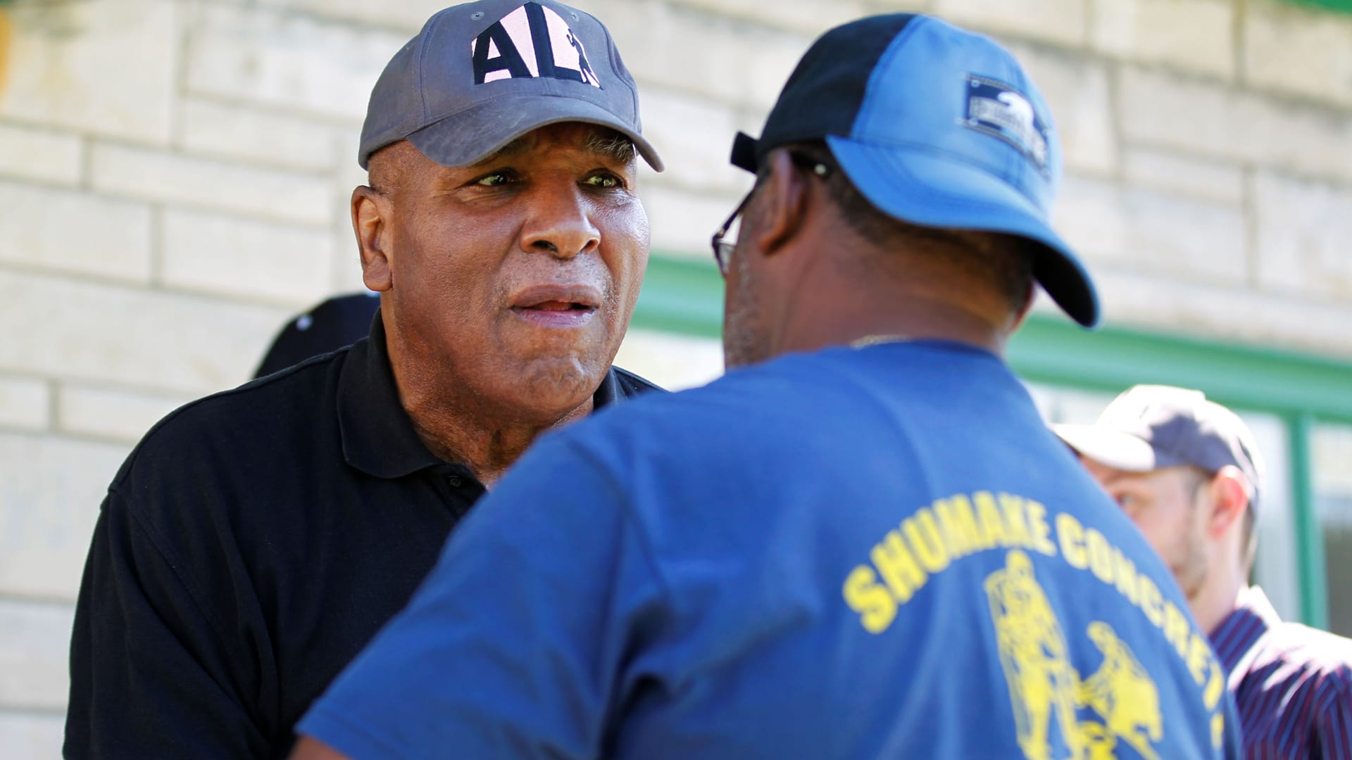 2016: Rahman Ali (l.) unterhält sich mit alten Freunden in der Nachbarschaft seines Elternhauses in Louisville.