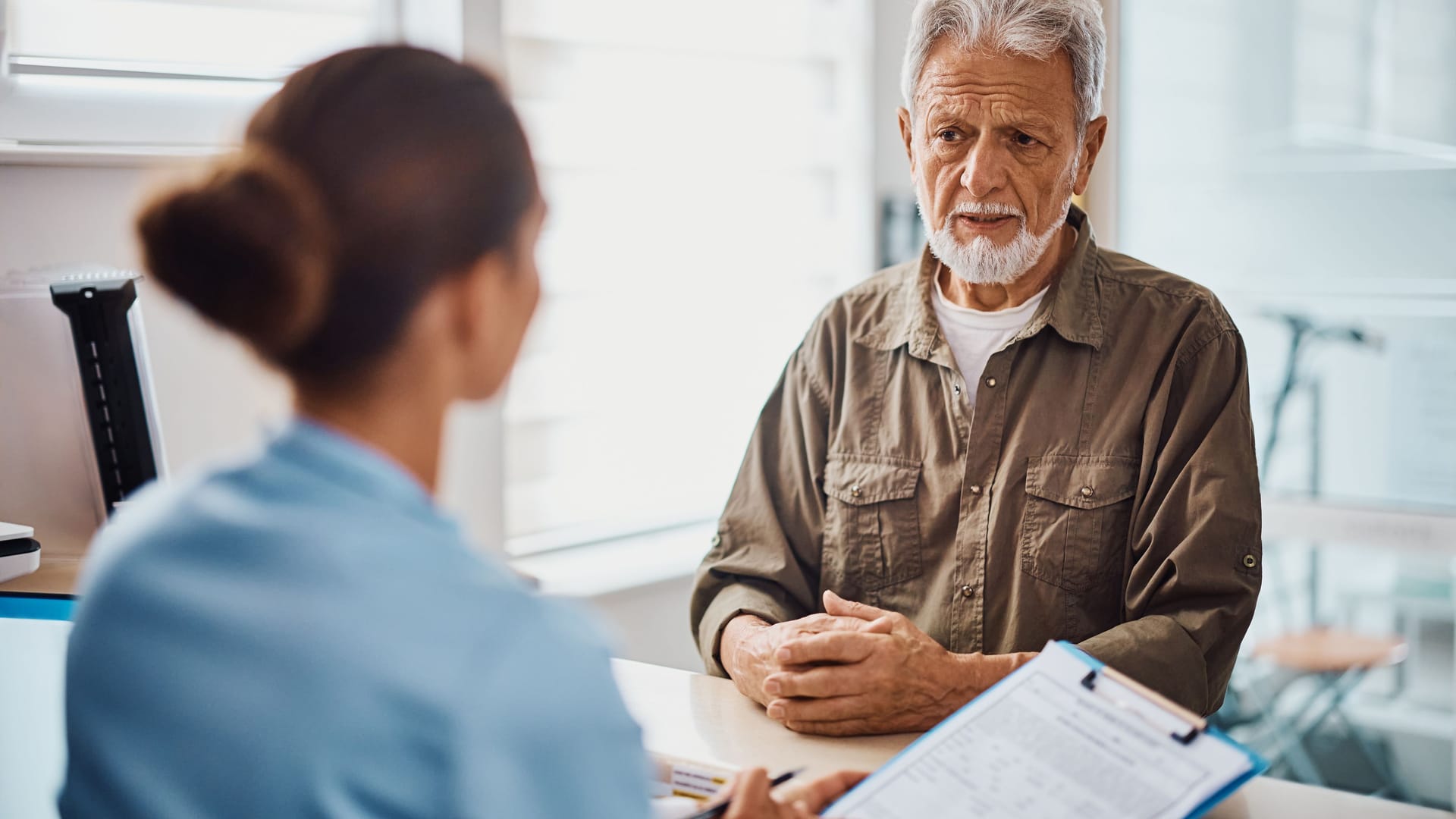 Mann beim Arzt: Wie die Prognose bei Blasenkrebs im Einzelfall ist, hängt von verschiedenen Faktoren ab. Oft ist sie jedoch gut. Mann beim Arzt: Wie die Prognose bei Blasenkrebs im Einzelfall ist, hängt von verschiedenen Faktoren ab. Oft ist sie jedoch gut.