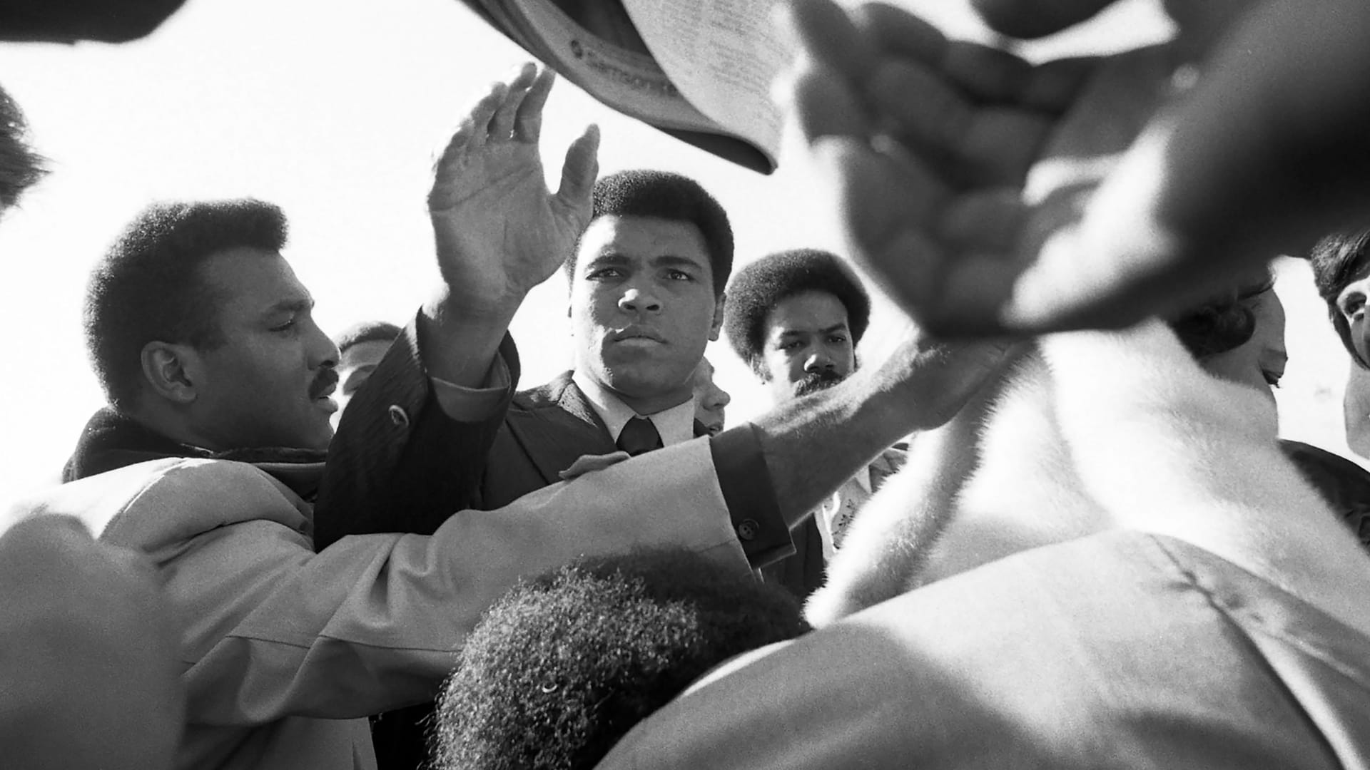 1974: Muhammad Ali wird nach einem siegreichen WM-Kampf in seiner Heimatstadt Louisville empfangen, mit dabei: Bruder Rahaman (l.).