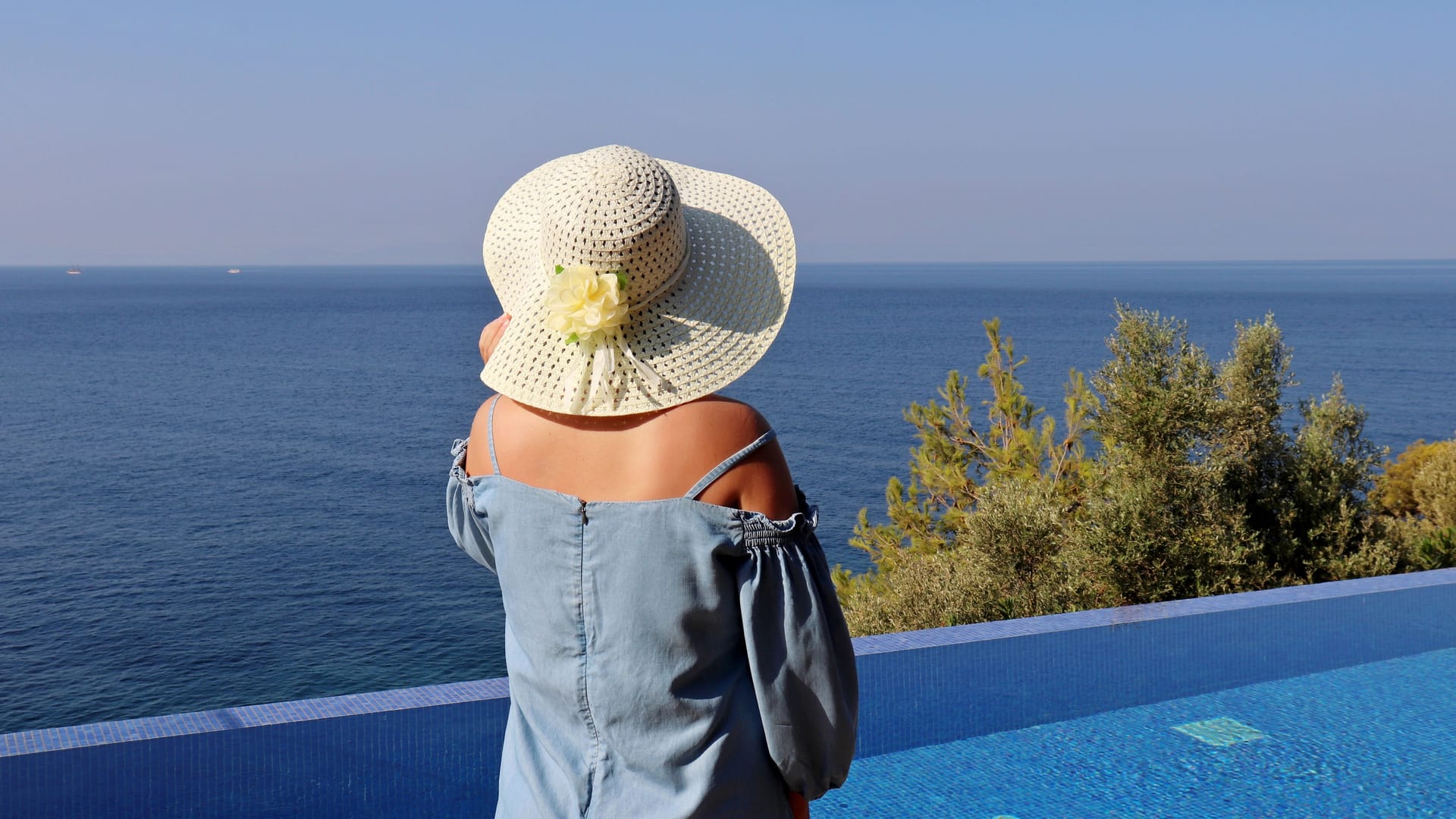 Ein Infinity-Pool in Spanien (Symbolbild): Der Traum vom Luxusurlaub endete für eine Familie in einem Betrug. Ein Infinity-Pool in Spanien (Symbolbild): Der Traum vom Luxusurlaub endete für eine Familie in einem Betrug.