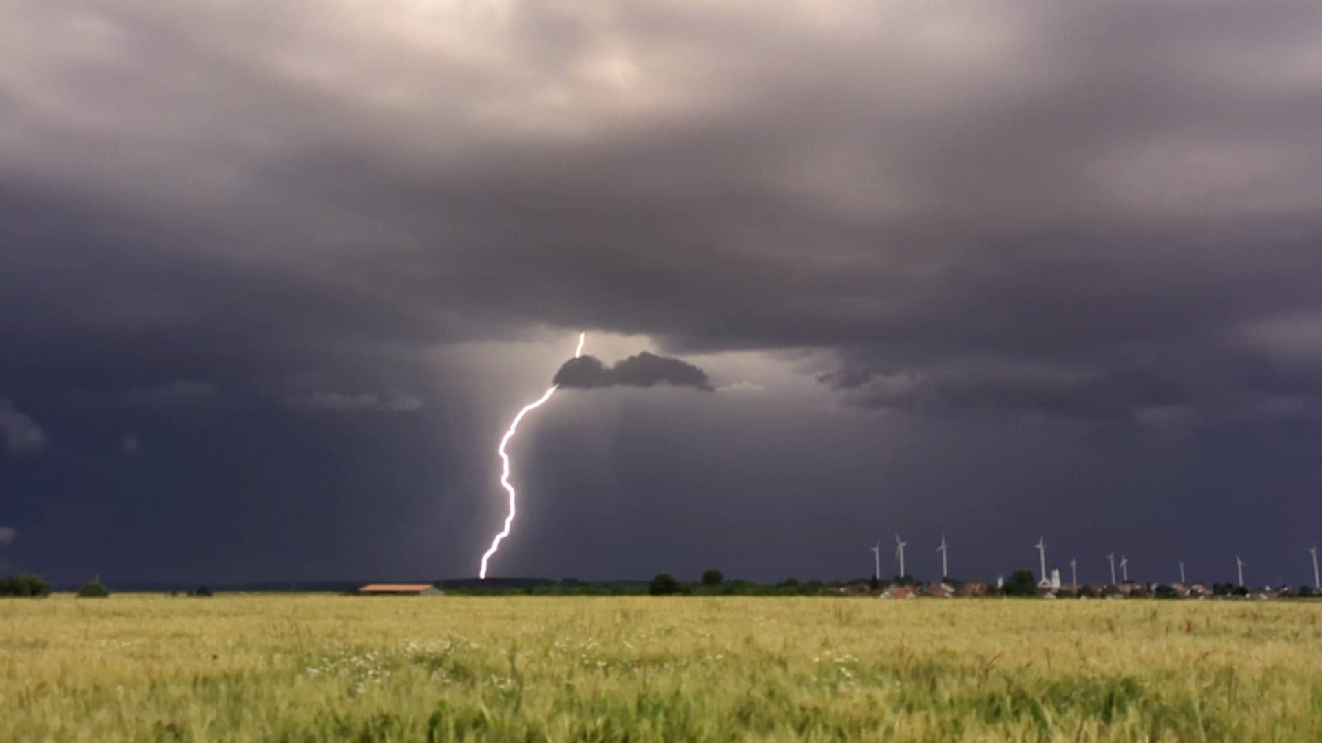 Ein Blitz schlägt während eines Unwetters ein (Symbolbild): In Köln und Nordrhein-Westfalen drohen nach schwüler Hitze Starkregen und Gewitter.