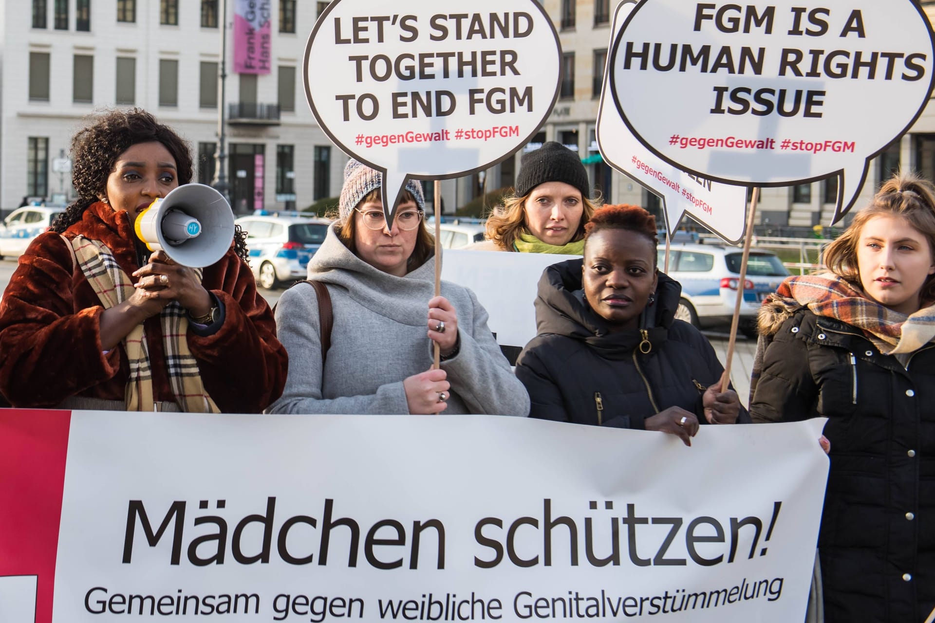 Aktivistinnen protestieren in Berlin gegen Genitalverstümmelung an Frauen und Mädchen (Archivbild): In Gambia hat ein Baby die jahrhundertealte, eigentlich illegale Praxis nicht überlebt,