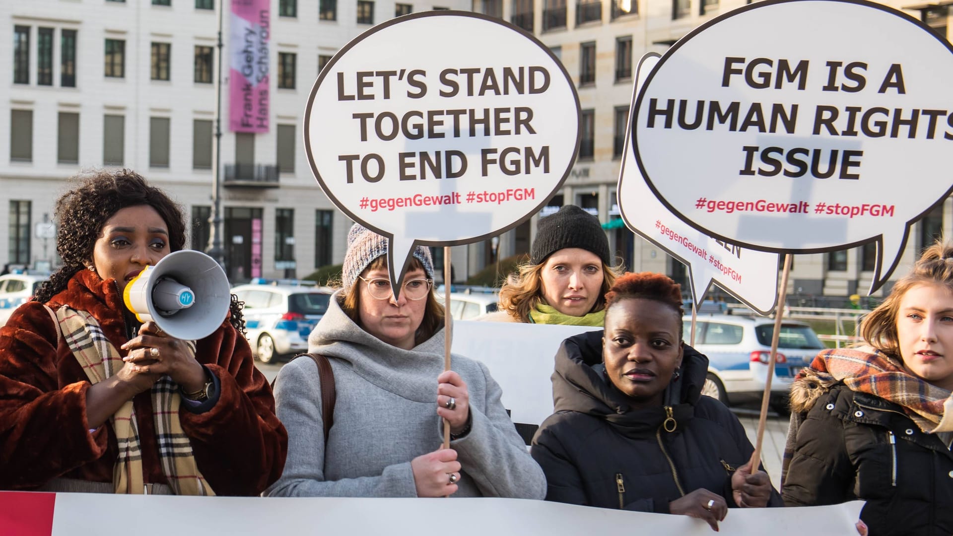 Aktivistinnen protestieren in Berlin gegen Genitalverstümmelung an Frauen und Mädchen (Archivbild): In Gambia hat ein Baby die jahrhundertealte, eigentlich illegale Praxis nicht überlebt,