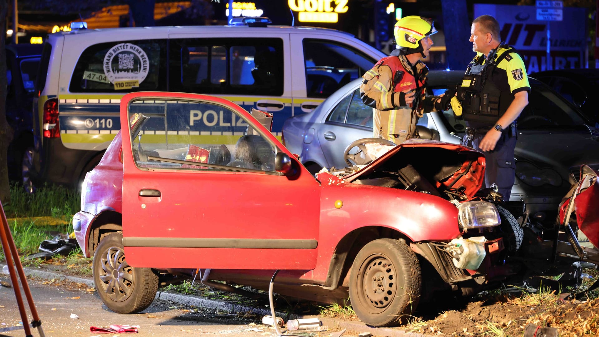 Der zertrümmere Kleinwagen: Der eingeklemmte Fahrer überlebt den Unfall nicht.