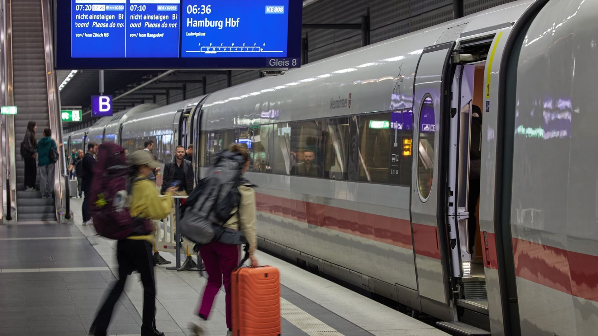 Sperrung der Bahnstrecke zwischen Berlin und Hamburg Sperrung der Bahnstrecke zwischen Berlin und Hamburg