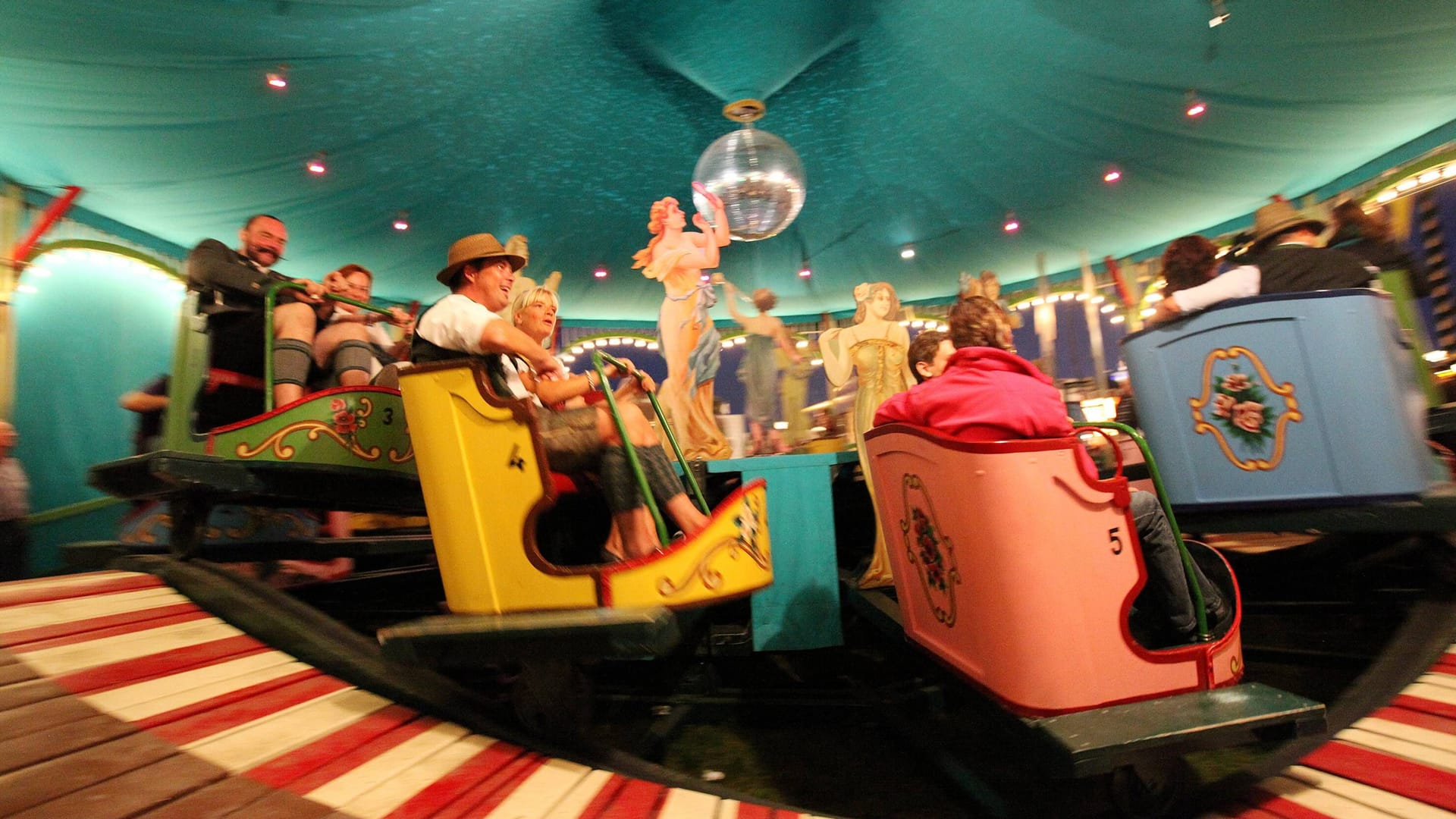 Eine Karussellfahrt in die Vergangenheit: Auf der Oiden Wiesn wird die Historie des Oktoberfests an allen Ecken zelebriert.