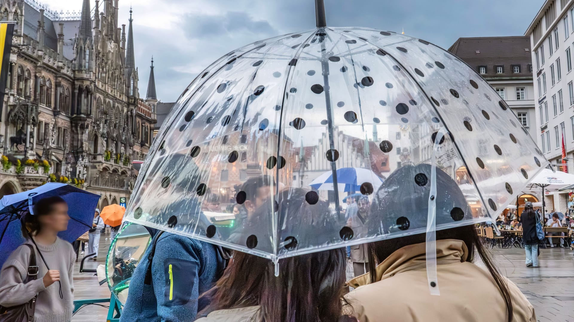 Stadtbummel unterm Regenschirm (Archivbild):