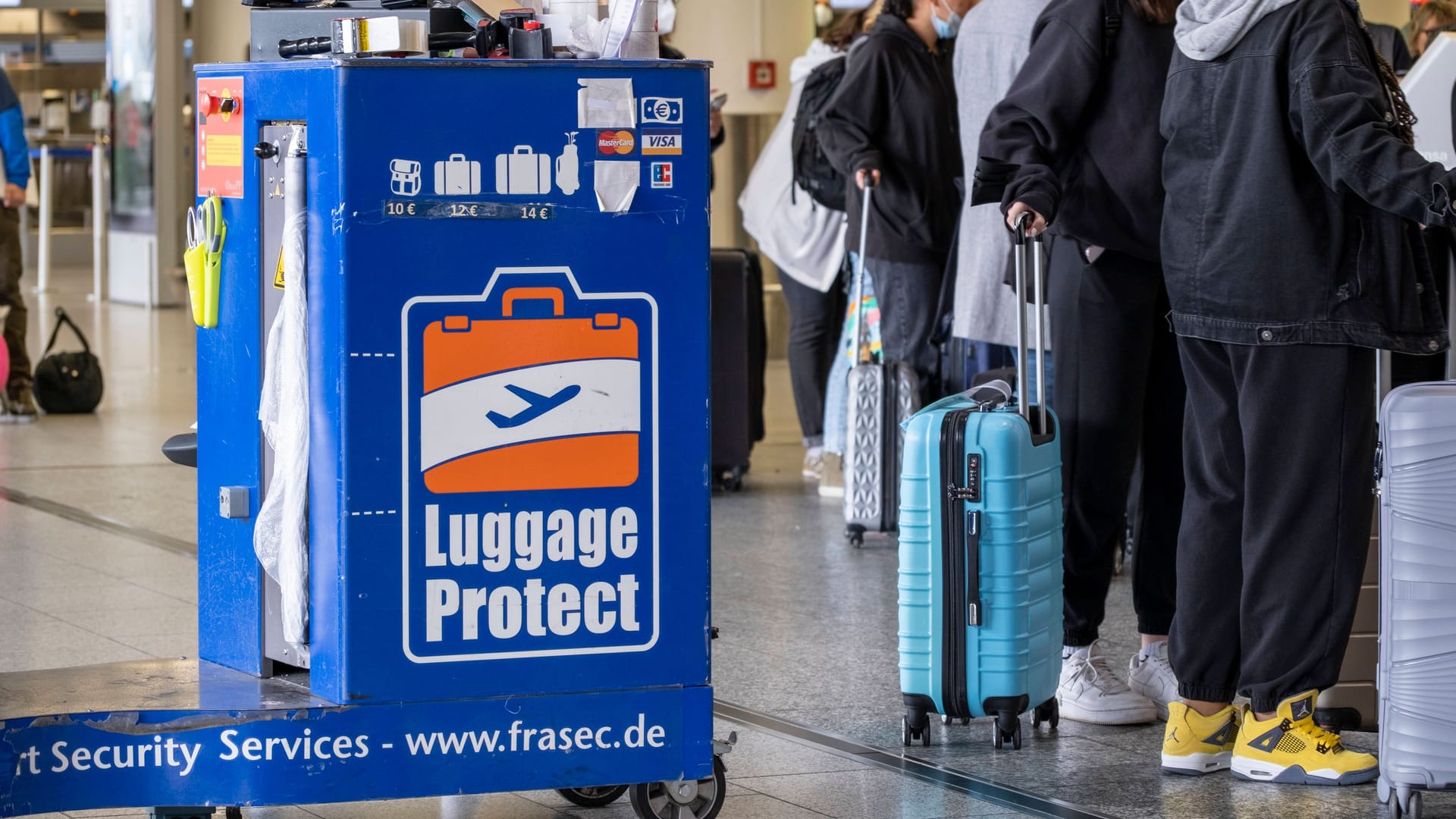 Im Flughafen Frankfurt Main steht ein Gerät zum Einwickeln der Koffer mit Plastikfolie.