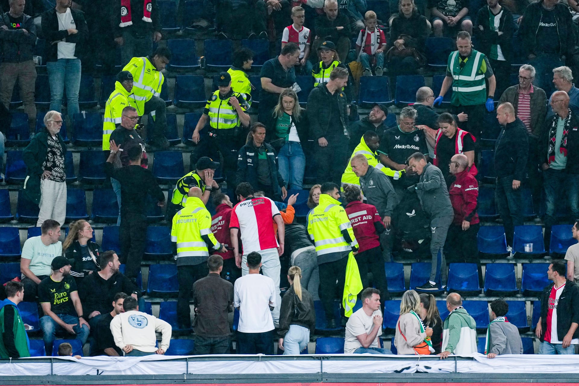 Einsatzkräfte auf der Tribüne im Stadion De Kuip: Die betroffene Person wurde in ein Krankenhaus gebracht.