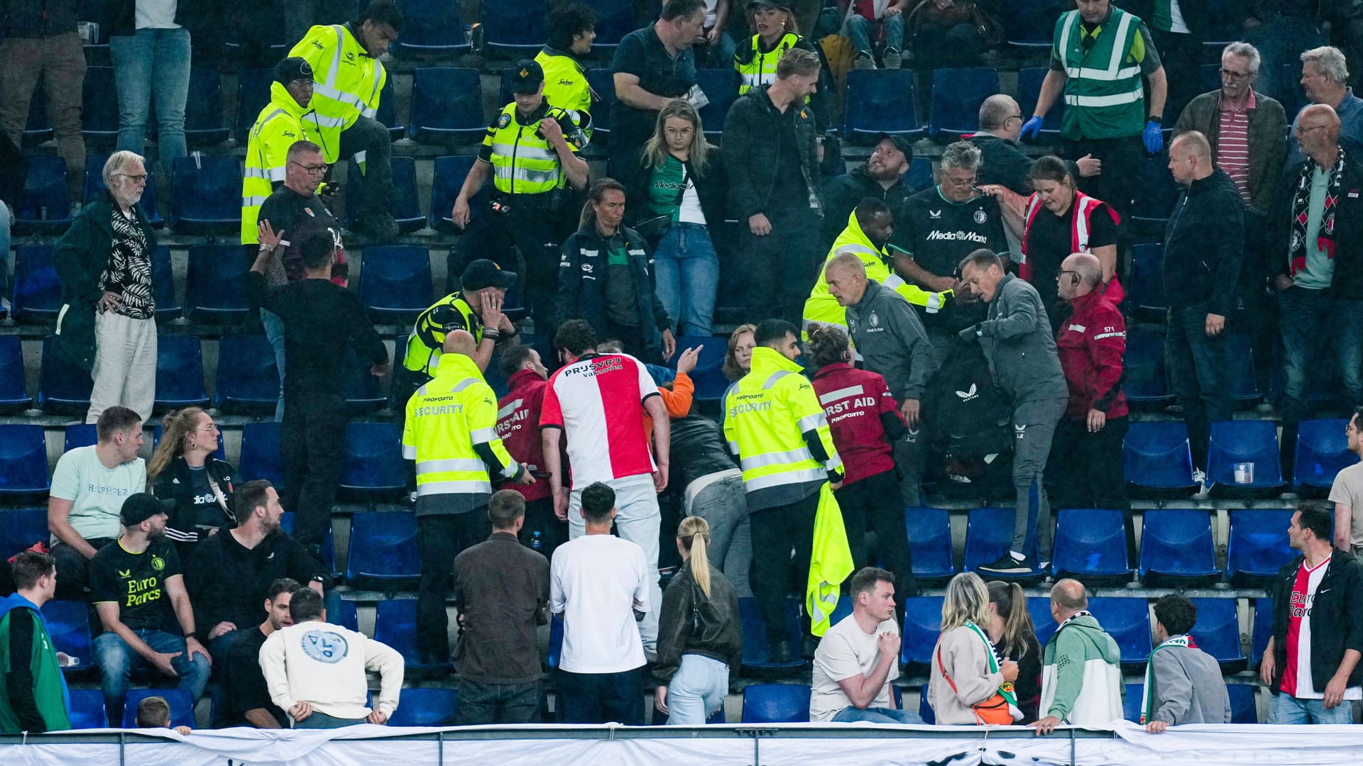 Einsatzkräfte auf der Tribüne im Stadion De Kuip: Die betroffene Person wurde in ein Krankenhaus gebracht.