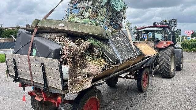 Unsicheres Traktorgespann: Die Polizei Hannover zog ihn aus dem Verkehr.
