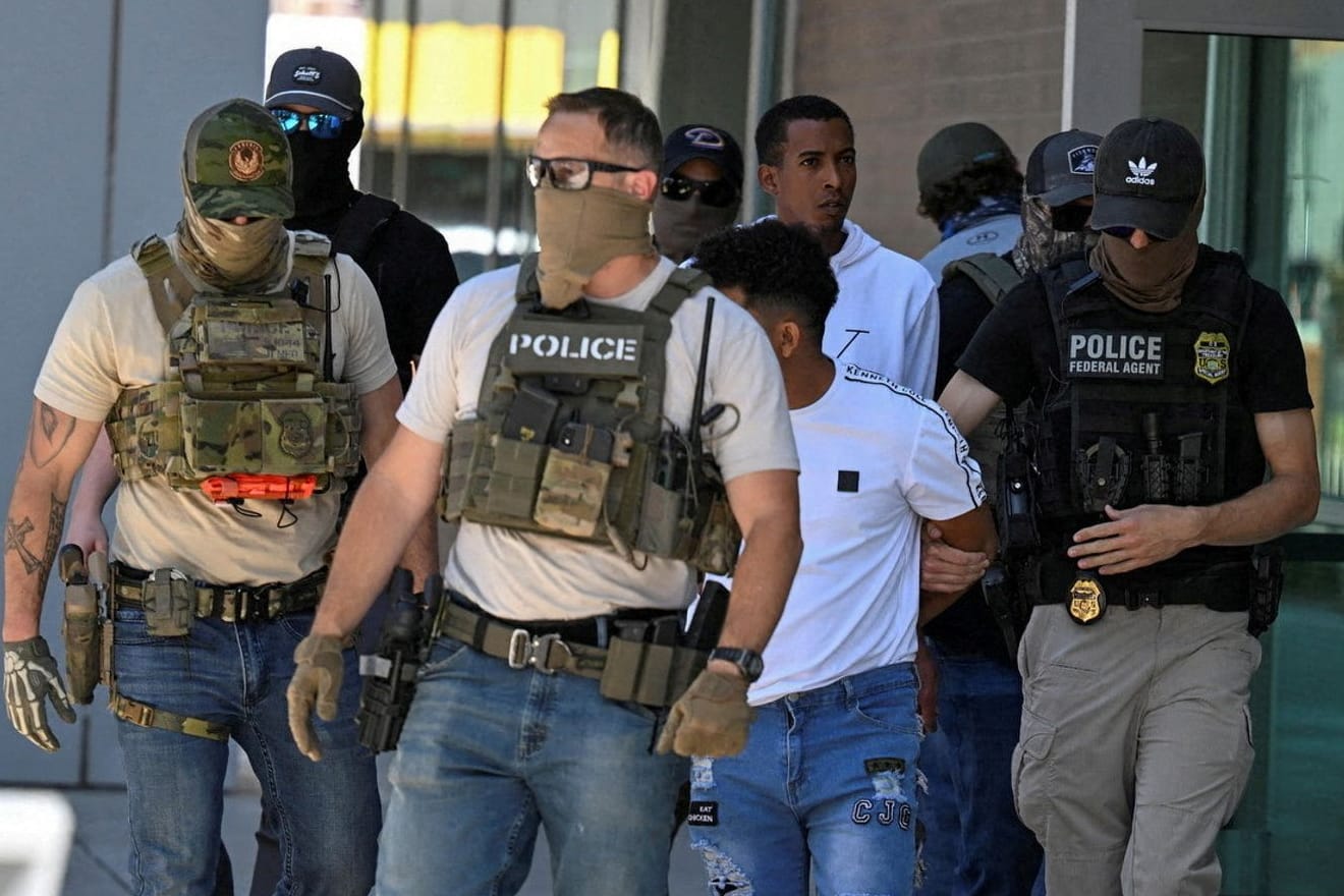 Bundesbeamte nehmen einen Mann fest (Symbolbild): In Washington wurden offenbar Feuerwehrleute beim Einsatz verhaftet.