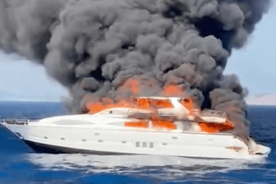 Eine Privatyacht brennt mitten auf dem Meer. Eine Privatyacht brennt mitten auf dem Meer.