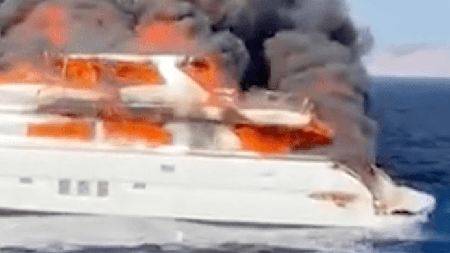 Eine Privatyacht brennt mitten auf dem Meer.